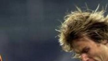 Pavel Nedvěd z Juventusu (vpravo) v souboji s Argentincem Walterem Samuelem z AS Řím. Pavel Nedvěd z Juventusu (vpravo) v souboji s Argentincem Walterem Samuelem z AS Řím.