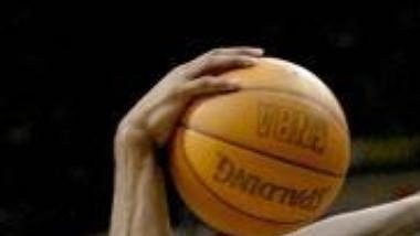 Kevin Garnett z Minnesoty marně brání Kobea Bryanta z LA (vpředu). Kevin Garnett z Minnesoty marně brání Kobea Bryanta z LA (vpředu).