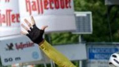 Italský cyklista Andrea Moletta ve vítězném gestu protíná cílovou pásku šesté etapy Závodu míru s cílem ve Frankfurtu nad Odrou. Italský cyklista Andrea Moletta ve vítězném gestu protíná cílovou pásku šesté etapy Závodu míru s cílem ve Frankfurtu nad Odrou.
