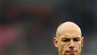 Rozhodčí Howard Webb v dresu Manchesteru United, do kterého sudího "oblékl" Ryan Babel. Rozhodčí Howard Webb v dresu Manchesteru United, do kterého sudího "oblékl" Ryan Babel.