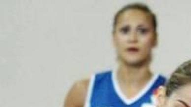 Saregouová z Řecka (vpravo) se snaží zastavit izraelskou basketbalistku Suezovou v zápase Izrael - Řecko během ME v Řecku 2003 Saregouová z Řecka (vpravo) se snaží zastavit izraelskou basketbalistku Suezovou v zápase Izrael - Řecko během ME v Řecku 2003