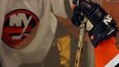 Roman Hamrlík gratuluje Daveovi Scatchardovi z New York Islanders, který vsítil v utkání proti Pittsburghu hattrick. Roman Hamrlík gratuluje Daveovi Scatchardovi z New York Islanders, který vsítil v utkání proti Pittsburghu hattrick.
