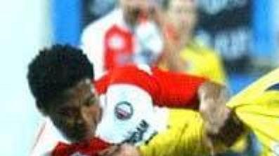 Ferne Snoyl z Feyenoordu se snaží odstavit od míče teplického Pavla Horvátha (ve žlutém). Ferne Snoyl z Feyenoordu se snaží odstavit od míče teplického Pavla Horvátha (ve žlutém).