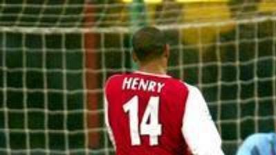 Thiery Henry z Arsenalu (vlevo) posílá míč do svatyně gólmana Interu Milán Francesca Tolda. Thiery Henry z Arsenalu (vlevo) posílá míč do svatyně gólmana Interu Milán Francesca Tolda.