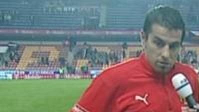 Vítěz ankety Tipsport hráč utkání Milan Baroš přebírá křišťálovou kopačku. Vítěz ankety Tipsport hráč utkání Milan Baroš přebírá křišťálovou kopačku.