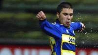 Tonino Sorrentino z Parmy (vlevo) překonává gólmana Salcburku Heinze Arzbergera. Tonino Sorrentino z Parmy (vlevo) překonává gólmana Salcburku Heinze Arzbergera.