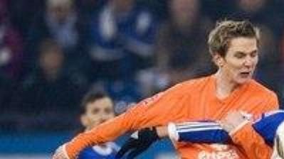 Niko Bungert z Mohuče (vlevo) napadá Kevina Kurányiho z Schalke. Niko Bungert z Mohuče (vlevo) napadá Kevina Kurányiho z Schalke.