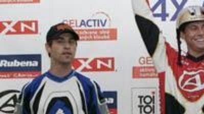 Nový mistr ve fourcrossu Lukáš Tamme (uprostřed), vlevo druhý Michal Přibyl, vpravo třetí v pořadí Petr Mühlhans. Nový mistr ve fourcrossu Lukáš Tamme (uprostřed), vlevo druhý Michal Přibyl, vpravo třetí v pořadí Petr Mühlhans.