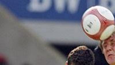 Nejlepší střelec Stuttgartu Mario Gomez (vlevo) v souboji s Markusem Brzenskou z Frankfurtu. Nejlepší střelec Stuttgartu Mario Gomez (vlevo) v souboji s Markusem Brzenskou z Frankfurtu.