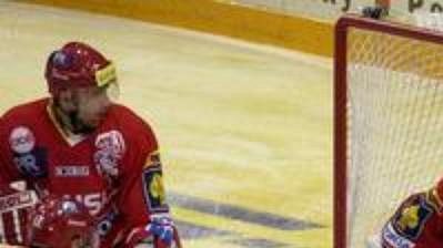 Hráč Sparty Praha Petr Nedvěd (93) překonává brankáře Slavie Petra Fraňka. Hráč Sparty Praha Petr Nedvěd (93) překonává brankáře Slavie Petra Fraňka.