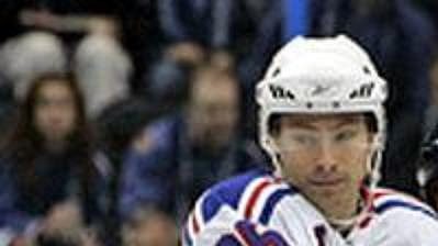 Scott Mellanby (vpravo) z Atlanty v souboji s českým útočníkem Rangers Petrem Průchou během prvního kola play-off NHL. Scott Mellanby (vpravo) z Atlanty v souboji s českým útočníkem Rangers Petrem Průchou během prvního kola play-off NHL.