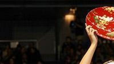 Ruská tenistka Maria Šarapovová s trofejí za vítězství na turnaji v Tokiu. Ruská tenistka Maria Šarapovová s trofejí za vítězství na turnaji v Tokiu.