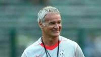 Pavel Nedvěd (vpravo) s novým koučem Juventusu Claudiem Ranierim při tréninku. Pavel Nedvěd (vpravo) s novým koučem Juventusu Claudiem Ranierim při tréninku.