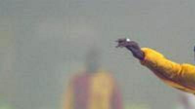 Ozbay Ilhan z Gaziantepsporu (vpravo) stíhá Oliviera Thomerta z Racingu Lens. Ozbay Ilhan z Gaziantepsporu (vpravo) stíhá Oliviera Thomerta z Racingu Lens.