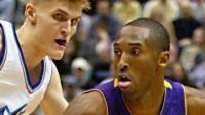 Kobe Bryant z LA Lakers si drží skvělou střeleckou formu. Kobe Bryant z LA Lakers si drží skvělou střeleckou formu.