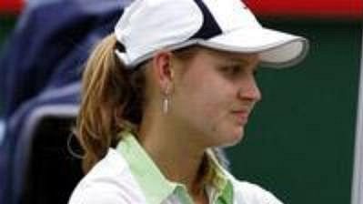 Lucie Šafářová se zdraví s Běloruskou Anastasií Jakimovovou, která zápas 3. kola Australian Open nedohrála kvůli zranění. Lucie Šafářová se zdraví s Běloruskou Anastasií Jakimovovou, která zápas 3. kola Australian Open nedohrála kvůli zranění.
