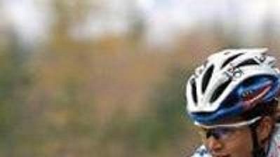 Tereza Huříková (vlevo) a Ján Svorada při tandemovém výjezdu na Ještěd. Tereza Huříková (vlevo) a Ján Svorada při tandemovém výjezdu na Ještěd.