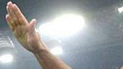 Italský fotbalista Lazia Řím Paolo Di Canio zdraví fašistickým pozdravem ultras svého klubu po gólu v římské derby. Italský fotbalista Lazia Řím Paolo Di Canio zdraví fašistickým pozdravem ultras svého klubu po gólu v římské derby.