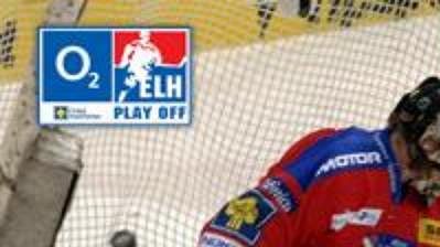 Petr Koukal z Pardubic (uprostřed) střílí gól Romanu Turkovi z Českých Budějovic ve čtvrtém utkání semifinále play off. Petr Koukal z Pardubic (uprostřed) střílí gól Romanu Turkovi z Českých Budějovic ve čtvrtém utkání semifinále play off.
