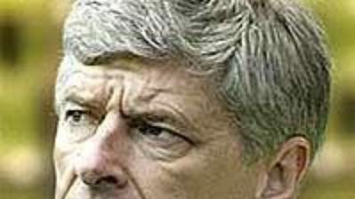 Trenér Arsenalu Arsene Wenger (vlevo) a kouč Chelsea José Mourinho. Trenér Arsenalu Arsene Wenger (vlevo) a kouč Chelsea José Mourinho.