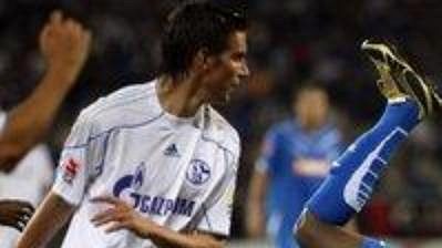 Chinedu Obasi padá po střetu s hráčem Schalke Moritzem. Teď bude za Schalke hrát Chinedu Obasi padá po střetu s hráčem Schalke Moritzem. Teď bude za Schalke hrát