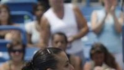Venus Williamsová (vpravo) gratuluje své přemožitelce na turnaji v Cincinnati, Italce Flavii Pennettaové. Venus Williamsová (vpravo) gratuluje své přemožitelce na turnaji v Cincinnati, Italce Flavii Pennettaové.