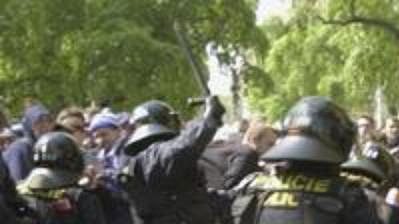 Policisté museli zasahovat mezi rozvášněnými fanoušky. Policisté museli zasahovat mezi rozvášněnými fanoušky.