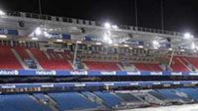 Norští pořadatelé z obav před dalším poničením přikryli stadion Ullevaal plachtou. Norští pořadatelé z obav před dalším poničením přikryli stadion Ullevaal plachtou.