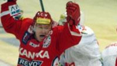 Josef Vašíček (vpravo) hrál za Slavii během výluky v NHL. Josef Vašíček (vpravo) hrál za Slavii během výluky v NHL.
