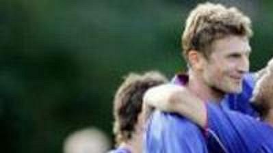 Největší hvězda Valerengy Tore Andre Flo v objetí spoluhráčů. Největší hvězda Valerengy Tore Andre Flo v objetí spoluhráčů.
