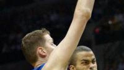 Tony Parker ze San Antonio Spurs (uprostřed). Tony Parker ze San Antonio Spurs (uprostřed).