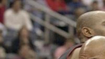 Basketbalista Atlanty Darvin Ham (vpravo) proniká okolo torontského Vince Cartera. Basketbalista Atlanty Darvin Ham (vpravo) proniká okolo torontského Vince Cartera.