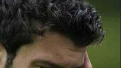 Luis Figo (vlevo) se chmuří. Real Madrid pokukuje po hvězdě Manchesteru United Davidu Beckhamovi a portugalský záložník by mohl být součástí transakce. Luis Figo (vlevo) se chmuří. Real Madrid pokukuje po hvězdě Manchesteru United Davidu Beckhamovi a portugalský záložník by mohl být součástí transakce.
