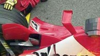 GP Rakouska: během zastávky v boxech vzplál na kapotě vozu Michaela Schumachera oheň. GP Rakouska: během zastávky v boxech vzplál na kapotě vozu Michaela Schumachera oheň.