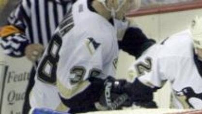 V nočních zápasech NHL se dařilo českým hokejistům. Na snímku se z gólu raduje Martin Straka z Pittsburghu. V nočních zápasech NHL se dařilo českým hokejistům. Na snímku se z gólu raduje Martin Straka z Pittsburghu.