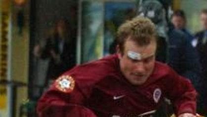 Teplický Radek Divecký padá po zákroku Jiřího Homoly (vlevo) ze Sparty - archivní foto. Teplický Radek Divecký padá po zákroku Jiřího Homoly (vlevo) ze Sparty - archivní foto.