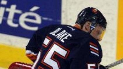 Hráč NY Islanders Jason Blake se místo kotouče pověsil do branky Montrealu, střežené Jose Theodorem. Situaci kontroluje český forvard Jan Bulis. Hráč NY Islanders Jason Blake se místo kotouče pověsil do branky Montrealu, střežené Jose Theodorem. Situaci kontroluje český forvard Jan Bulis.