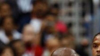 Michael Jordan z Washington Wizards (vlevo) se v posledním utkání před domácím publikem snaží překonat hráče New York Knicks Latrella Sprewella a Clarence Weatherspoona (vpravo). Michael Jordan z Washington Wizards (vlevo) se v posledním utkání před domácím publikem snaží překonat hráče New York Knicks Latrella Sprewella a Clarence Weatherspoona (vpravo).