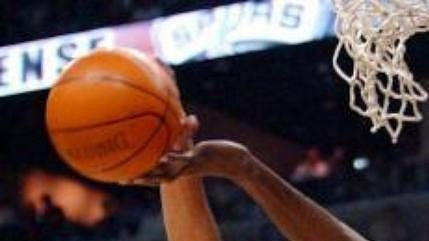 Tim Duncan ze San Antonia (vlevo) brání Charlesi Outlawovi z Phoenixu. Tim Duncan ze San Antonia (vlevo) brání Charlesi Outlawovi z Phoenixu.