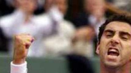Vítěz French Open 2002, Španěl Albert Costa. Vítěz French Open 2002, Španěl Albert Costa.