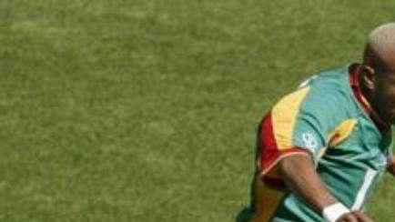 Útočník Hadji Diouf v dresu Senegalu. Útočník Hadji Diouf v dresu Senegalu.