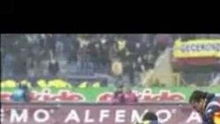 Turecký trenér zkopal vlastního fanouška Turecký trenér zkopal vlastního fanouška