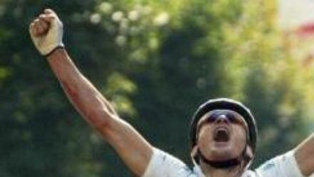 Australan Baden Cooke v cíli druhé etapy Tour de France. Australan Baden Cooke v cíli druhé etapy Tour de France.