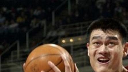 Čínský nováček v dresu Houstonu Rockets Jao Ming (vlevo) byl hlavní postavou svého týmu při výhře v Orlandu. Čínský nováček v dresu Houstonu Rockets Jao Ming (vlevo) byl hlavní postavou svého týmu při výhře v Orlandu.