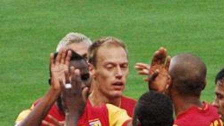 Radost fotbalistů Racingu Lens ze vstřelené branky. Radost fotbalistů Racingu Lens ze vstřelené branky.
