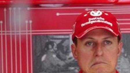 Michael Schumacher se po kolizi s Webberem netvářil zrovna vesele. Michael Schumacher se po kolizi s Webberem netvářil zrovna vesele.