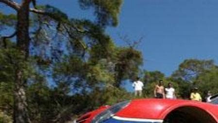 Francouz Sebastien Loeb Citroënem Xsara bojuje s prašnou tratí Kyperské rallye. Francouz Sebastien Loeb Citroënem Xsara bojuje s prašnou tratí Kyperské rallye.