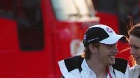 Pokud to jde, nehne se Jenson Button od své přítelkyně Louise Griffithsové ani na krok. Pokud to jde, nehne se Jenson Button od své přítelkyně Louise Griffithsové ani na krok.