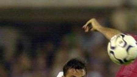 Hakan Sükür z Turecka (vpravo) bojuje s Mariánem Zemanem ze Slovenska v kvalifikačním zápase o postup na fotbalové mistrovství Evropy 2004, který se hrál 7. června v Bratislavě. Hakan Sükür z Turecka (vpravo) bojuje s Mariánem Zemanem ze Slovenska v kvalifikačním zápase o postup na fotbalové mistrovství Evropy 2004, který se hrál 7. června v Bratislavě.