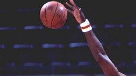 Hakeem Olajuwon při obranné činnosti Hakeem Olajuwon při obranné činnosti